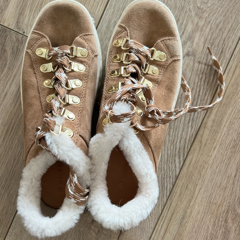 NWT. Uterque Faux Shearling Ankle Boots.